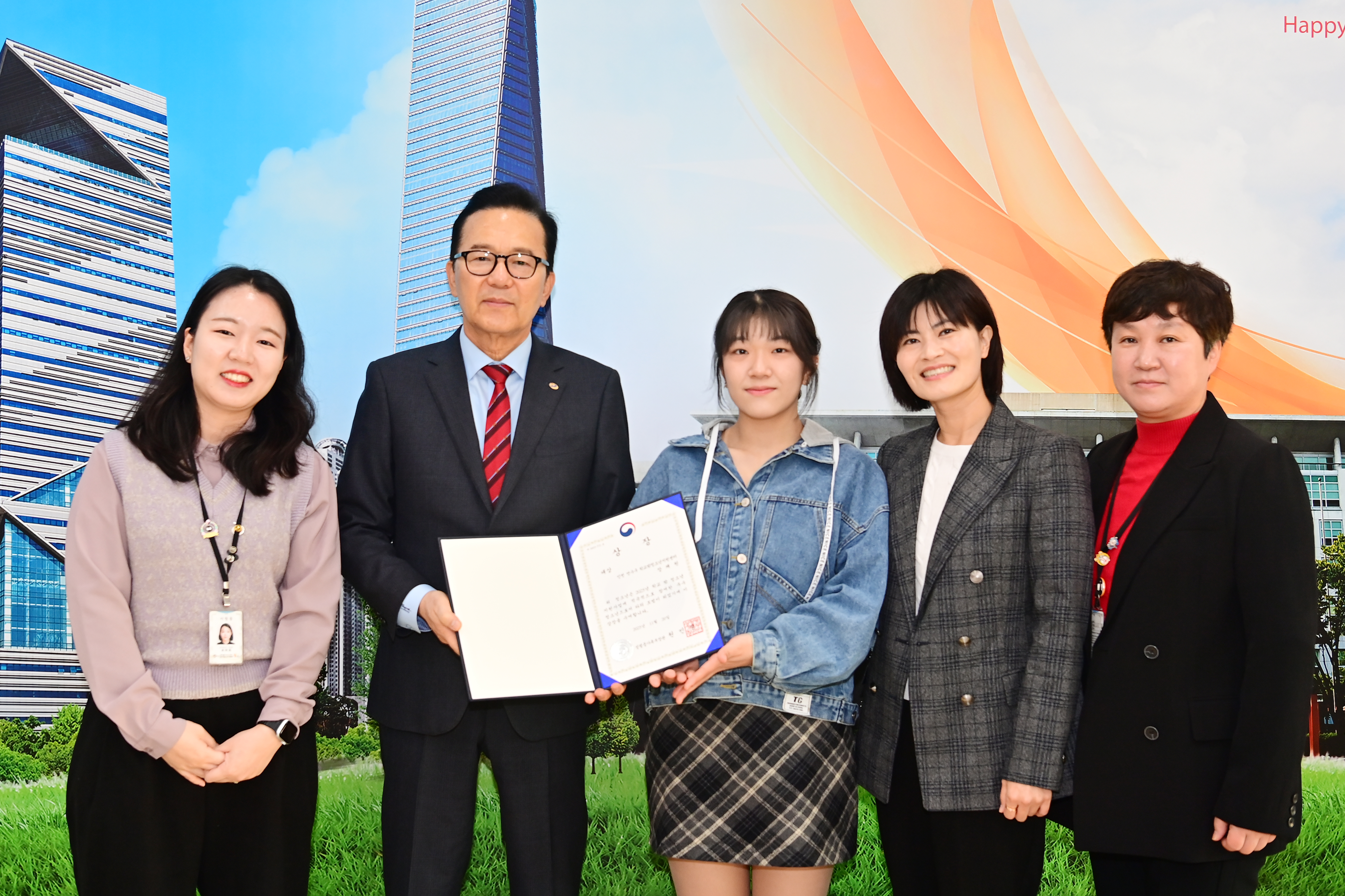 연수구 학교밖청소년지원센터가 한국청소년상담복지개발원이 주최한 2025년 학교 밖 청소년 지원사업 공모사업 우수사례 부문에서 성평등가족부 장관상을 받는 쾌거를 올렸다